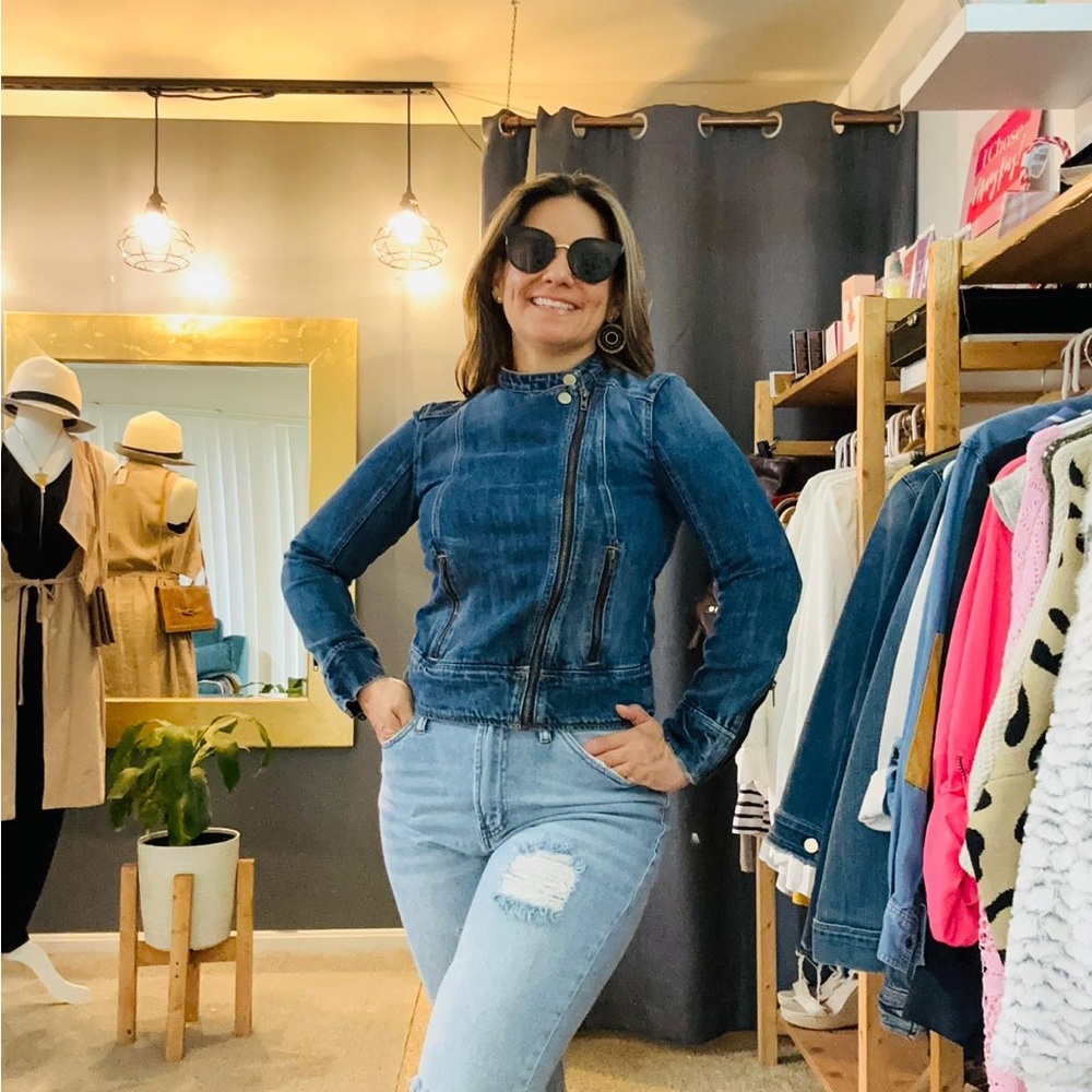 sale of accessories, new and used clothing recognized brands